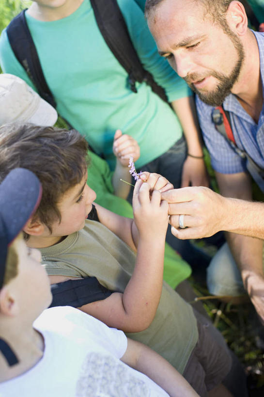 西方人,儿童,中年人,胡须,伙伴,朋友,教师,站,竖图,俯视,室外,白天,衬衫,旅游,探险,友谊,纯洁,草地,草坪,植物,欧洲,欧洲人,五个人,握,阴影,服装,光线,包,影子,许多人,拿,旅行包,拿着,注视,休闲装,刺激,草,小孩,衣服,绿色,阳光,背包,观察,看,站着,一群人,享受,休闲,同学,休闲服,可爱,童年,童趣,握着,服饰,观看,察看,校友,关注,惊险,户外运动,童真,考察,烂漫,无邪,同窗,学友,旅游包,冒险,天真,友情,男孩,男人,男性,女孩,女人,女性,中年男性,白种人,孩子,胡子,络腮胡,讲师,教授,老师,站立,半身,彩图,高角度拍摄,衬衣,双肩包,男生,女生