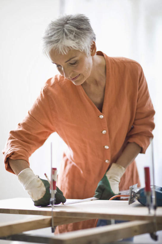 西方人,一个人,木匠,站,笑,微笑,竖图,室内,白天,正面,安全,装修,桌面,建筑,欧洲,欧洲人,仅一个女性,仅一个人,握,服装,测量,木材,刻度,墙,防护,拿,拿着,注视,休闲装,文化,装潢,墙壁,墙面,木柴,衣服,尺,卷尺,手套,观察,看,祈祷,站着,仅一个中年女性,休闲,休闲服,橙色,握着,许愿,宗教,服饰,信仰,木料,观看,钢尺,测量工具,保护,祈求,吉祥,尺子,察看,关注,风水,保险,角尺,阴阳,工作台,鲁班尺,量具,量仪,钢卷尺,文公尺,门公尺,门尺,丁兰尺,门光尺,吉凶,吉利,晦气,不祥,倒霉,霉运,恶兆,凶险,保全,周全,安稳,安定,防护手套,平安,女人,女性,中年女性,白种人,木工,站立,半身,彩图