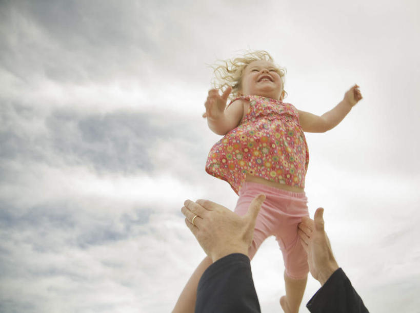 西方人,婴儿,儿童,中年人,两个人,家庭,父亲,站,投,笑,微笑,露齿笑,横图,室外,白天,仰视,婴儿服装,纯洁,欧洲,欧洲人,阴影,服装,光线,影子,云,云朵,云彩,注视,休闲装,小孩,衣服,红色,蓝色,白云,蓝天,天空,阳光,天,观察,看,站着,休闲,温暖,温馨,一家人,休闲服,父爱,可爱,童年,童趣,服饰,活泼,晴朗,观看,和睦,察看,关注,宝宝,童真,纯真,烂漫,无邪,伶俐,天真,男人,男性,中年男性,白种人,孩子,晴空,抛,扔,撒,站立,掷,半身,彩图,低角度拍摄,婴儿服,融洽