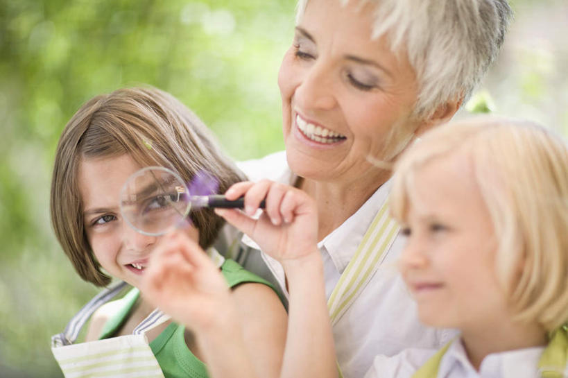 西方人,儿童,老年人,脸,头,脸颊,三个人,家庭,祖母,坐,抱,笑,微笑,露齿笑,横图,室外,特写,白天,正面,纯洁,草地,草坪,植物,欧洲,欧洲人,握,阴影,服装,朦胧,模糊,盛开,光线,影子,拿,花蕾,拿着,注视,休闲装,肩膀,草,花,花瓣,花朵,鲜花,树,树木,一朵,小孩,衣服,绿色,紫色,阳光,自然,花苞,花蕊,观察,看,休闲,温暖,温馨,一家人,休闲服,可爱,童年,童趣,握着,服饰,生长,奶奶,成长,抱着,观看,祖孙,和睦,察看,搂着,关注,童真,烂漫,无邪,外婆,外孙女,外祖母,天真,老年女性,女孩,女人,女性,白种人,孩子,头部,脸部,脸蛋,面部,孙女,搂,搂抱,坐着,半身,彩图,融洽,女生