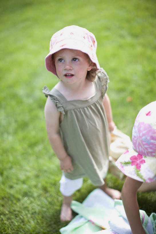 西方人,儿童,两个人,伙伴,朋友,站,笑,微笑,竖图,俯视,室外,白天,裙子,友谊,纯洁,草地,草坪,植物,帽子,欧洲,欧洲人,阴影,连衣裙,朦胧,模糊,光线,影子,注视,光脚,草,小孩,绿色,阳光,遮阳帽,看,站着,赤脚,可爱,童年,童趣,关注,童真,烂漫,无邪,天真,友情,女孩,女人,女性,白种人,抬头,仰头,站立,半身,彩图,高角度拍摄,女生