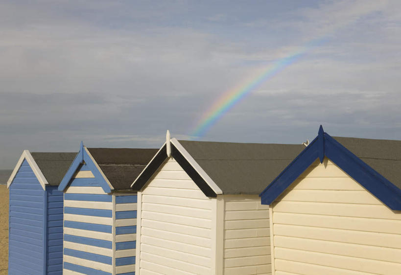 无人,家,横图,室外,白天,正面,旅游,度假,彩虹,美景,沙滩,英国,欧洲,一排,阴影,条纹,整齐,光线,沙子,影子,房屋,墙,屋顶,屋子,海岸,景观,云,云朵,沙地,云彩,顶棚,娱乐,楼房,英格兰,墙壁,墙面,住宅,排列,蓝色,白云,蓝天,天空,阳光,自然,天,享受,休闲,景色,放松,晴朗,西欧,队列,自然风光,大不列颠,大不列颠及北爱尔兰联合王国,大不列颠联合王国,日不落英帝国,四座,英吉利,萨福克,萨福克郡,海滩,虹,虹桥,七彩虹,晴空,天虹,彩图,房子