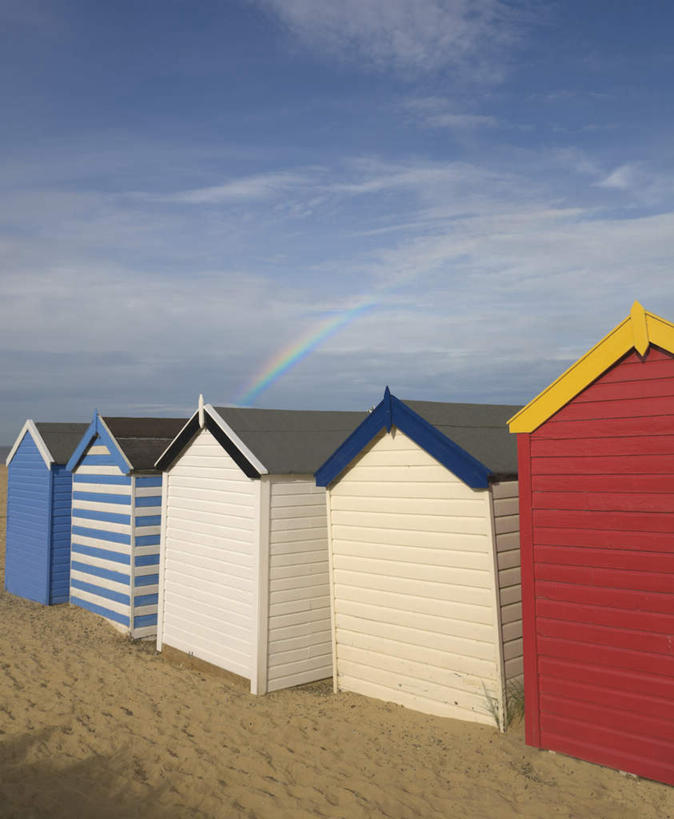 无人,家,竖图,室外,白天,正面,旅游,度假,彩虹,美景,沙滩,英国,欧洲,一排,许多,阴影,条纹,整齐,光线,沙子,影子,房屋,墙,屋顶,屋子,海岸,景观,云,云朵,沙地,云彩,顶棚,娱乐,楼房,英格兰,墙壁,墙面,住宅,排列,红色,蓝色,白云,蓝天,天空,阳光,自然,天,享受,休闲,景色,放松,晴朗,西欧,队列,自然风光,大不列颠,大不列颠及北爱尔兰联合王国,大不列颠联合王国,日不落英帝国,英吉利,萨福克,萨福克郡,海滩,虹,虹桥,七彩虹,晴空,天虹,彩图,房子