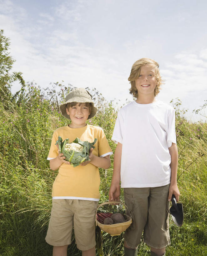 西方人,儿童,两个人,家庭,兄弟,菜园,农田,站,捧,笑,交叉,微笑,露齿笑,竖图,室外,白天,正面,T恤衫,纯洁,庄稼,农作物,竹子,蔬菜,帽子,欧洲,欧洲人,握,阴影,竹制,服装,新鲜,编织,光线,篮子,影子,云,云朵,花菜,花椰菜,西兰花,食品,拿,T恤,甜菜,云彩,拎,拿着,注视,休闲装,食物,小孩,衣服,黄色,蓝色,白色,白云,蓝天,天空,阳光,遮阳帽,竹篮,天,观察,看,站着,休闲,温暖,温馨,一家人,休闲服,可爱,童年,童趣,握着,服饰,有机食品,绿色食品,晴朗,观看,竹条,椰菜花,交织,和睦,察看,竹制品,关注,童真,烂漫,无邪,菾菜,穿插,甘蓝花,天真,男孩,男人,男性,白种人,晴空,端,端着,捧着,手捧,站立,半身,彩图,耕地,庄稼田,融洽,男生,拎着