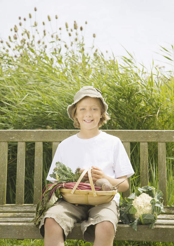 西方人,儿童,一个人,菜园,农田,坐,捧,笑,交叉,微笑,露齿笑,竖图,室外,白天,正面,T恤衫,纯洁,庄稼,农作物,竹子,蔬菜,帽子,椅子,欧洲,欧洲人,仅一个男性,仅一个人,阴影,竹制,服装,新鲜,编织,光线,篮子,影子,长椅,木椅,云,云朵,花菜,花椰菜,西兰花,食品,T恤,甜菜,云彩,注视,休闲装,食物,小孩,衣服,蓝色,白色,白云,蓝天,天空,阳光,遮阳帽,竹篮,天,观察,看,仅一个小孩,休闲,休闲服,可爱,童年,童趣,服饰,有机食品,绿色食品,晴朗,观看,竹条,椰菜花,交织,察看,竹制品,关注,童真,烂漫,无邪,菾菜,穿插,甘蓝花,天真,男孩,男人,男性,白种人,孩子,晴空,端,端着,捧着,手捧,坐着,半身,彩图,耕地,庄稼田,男生