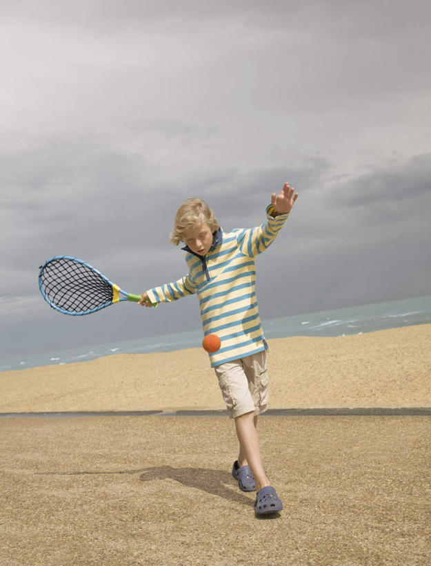 西方人,儿童,一个人,站,伸展双臂,竖图,室外,白天,正面,锻炼,纯洁,运动,网球,沙滩,欧洲,欧洲人,仅一个男性,仅一个人,阴影,条纹,服装,光线,击球,沙子,网球拍,影子,海岸,云,云朵,球拍,网球装备,沙地,云彩,休闲装,运动器械,小孩,衣服,蓝色,白云,蓝天,天空,阳光,天,站着,仅一个小孩,休闲,休闲服,健身器械,可爱,童年,童趣,服饰,晴朗,健身器材,童真,烂漫,无邪,体育,天真,网球运动,男孩,男人,男性,白种人,孩子,海滩,晴空,敞开双臂,伸开双臂,展开双肩,站立,张开手臂,张开双臂,彩图,全身,健身,运动器材,男生