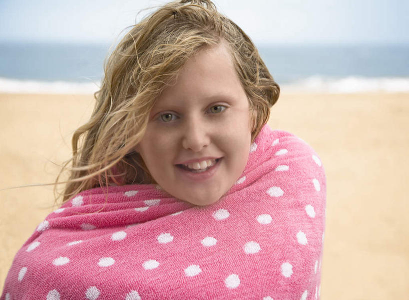 西方人,儿童,脸,头,脸颊,一个人,站,笑,微笑,露齿笑,横图,室外,特写,白天,正面,纯洁,海浪,海洋,沙滩,纺织品,欧洲,欧洲人,仅一个女性,仅一个人,阴影,朦胧,模糊,装饰,光线,毛毯,沙子,毯子,影子,圆点,海岸,浪花,云,云朵,沙地,云彩,注视,肩膀,纺织,小孩,粉色,蓝色,白云,蓝天,天空,阳光,海水,垫子,天,观察,看,站着,仅一个小孩,温暖,金色,可爱,童年,童趣,晴朗,观看,华丽,修饰,点缀,察看,关注,海景,童真,烂漫,无邪,衬托,美观,雅致,雅观,天真,女孩,女人,女性,白种人,孩子,头部,长发,卷发,脸部,脸蛋,面部,大海,风浪,海,海水的波动,海滩,近岸浪,涌浪,晴空,站立,半身,彩图,女生