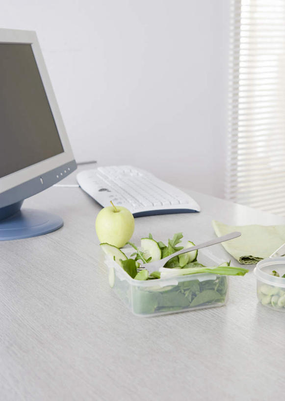 无人,办公室,竖图,俯视,室内,特写,白天,电脑,显示器,鼠标,键盘,桌面,桌子,苹果,蔬菜,新鲜,网络,办公桌,生食,蔬菜沙拉,沙拉,食品,输入设备,通讯设备,色拉,沙律,食物,保鲜盒,容器,青苹果,台式电脑,有机食品,绿色食品,色拉酱,储藏,储存,千岛酱,通信设备,输出设备,彩图,高角度拍摄,贮存