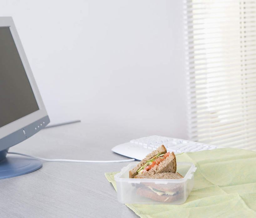 无人,办公室,横图,室内,特写,白天,正面,烹饪,西餐,通讯,电脑,显示器,鼠标,键盘,数据,桌面,桌子,纺织品,电力,传输,网络,布,电线,线,办公桌,三明治,料理,食品,织物,电能,线路,输入设备,通讯设备,抹布,菜肴,美食,食物,绿色,保鲜盒,容器,快餐,台式电脑,西式,佳肴,储藏,电,电源,电源线,网线,储存,通信设备,水晶头,能量,输出设备,西式快餐,三文治,线缆,彩图,贮存