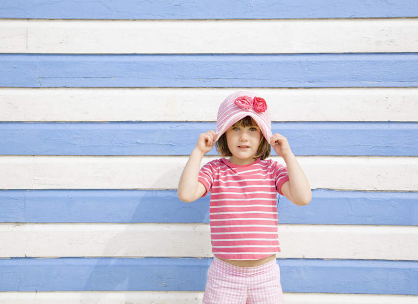 西方人,儿童,一个人,站,笑,捏,微笑,横图,室外,白天,正面,纯洁,帽子,欧洲,欧洲人,仅一个女性,仅一个人,阴影,条纹,服装,光线,影子,墙,捏着,注视,休闲装,墙壁,墙面,小孩,衣服,粉色,蓝色,白色,阳光,蝴蝶结,遮阳帽,观察,看,站着,仅一个小孩,休闲,休闲服,可爱,童年,童趣,服饰,观看,察看,关注,童真,烂漫,无邪,天真,女孩,女人,女性,白种人,孩子,站立,半身,彩图,女生