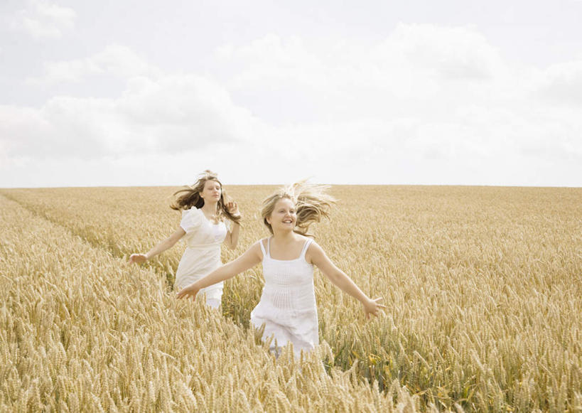 西方人,儿童,两个人,家庭,姐妹,农田,笑,微笑,露齿笑,横图,室外,白天,正面,裙子,纯洁,庄稼,农作物,欧洲,欧洲人,奔驰,阴影,连衣裙,光线,影子,地平线,云,云朵,辽阔,棕色,地面,麦田,云彩,注视,小孩,蓝色,白云,蓝天,天空,阳光,天,奔跑,观察,看,广阔,温暖,温馨,一家人,可爱,童年,童趣,晴朗,观看,一望无际,和睦,察看,关注,延伸,童真,烂漫,无邪,天地相交,无边无际,一马平川,天真,女孩,女人,女性,白种人,长发,晴空,半身,彩图,耕地,庄稼田,融洽,女生