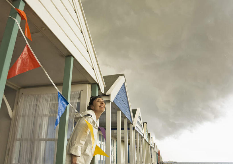 西方人,一个人,家,站,笑,微笑,露齿笑,横图,室外,白天,仰视,旗帜,欧洲,欧洲人,仅一个女性,仅一个人,吊挂,悬挂,服装,房屋,屋子,乌云,云,阴天,云朵,挂,云彩,注视,休闲装,旗子,楼房,住宅,衣服,红色,蓝色,天空,天,看,靠,靠着,站着,仅一个中年女性,休闲,休闲服,连帽衫,服饰,昏暗,阴沉,关注,帽衫,旌旗,旗号,女人,女性,中年女性,白种人,抬头,仰头,站立,半身,彩图,低角度拍摄,房子