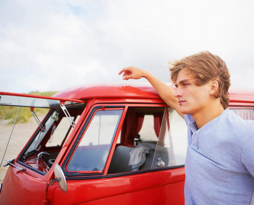 西方人,一个人,站,笑,微笑,横图,室外,白天,侧面,草地,草坪,沙滩,植物,窗户,汽车,欧洲,欧洲人,仅一个男性,仅一个人,一辆,阴影,服装,光线,沙子,影子,海岸,云,云朵,沙地,云彩,注视,休闲装,玻璃窗,车,草,仅一个年轻男性,衣服,红色,蓝色,绿色,白云,蓝天,天空,阳光,车窗,交通工具,轿车,天,观察,看,靠,靠着,站着,休闲,休闲服,服饰,晴朗,观看,察看,关注,载具,男人,男性,年轻男性,白种人,海滩,晴空,站立,半身,彩图