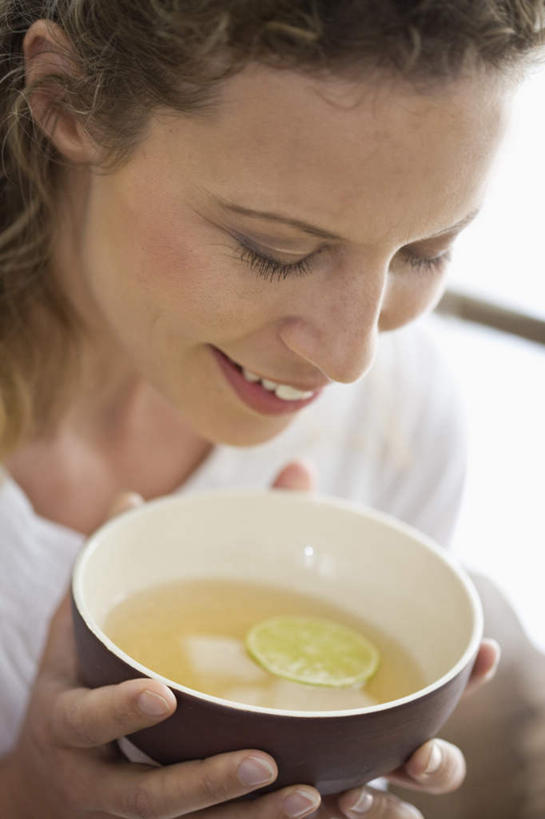 西方人,一个人,坐,捧,笑,微笑,露齿笑,竖图,室外,白天,正面,幸福,茶,欧洲,欧洲人,仅一个女性,仅一个人,阴影,服装,光线,影子,陶瓷,茶叶,棕色,陶瓷制品,注视,休闲装,娱乐,衣服,白色,天空,阳光,容器,碗,天,观察,看,仅一个中年女性,享受,休闲,温馨,休闲服,放松,乐趣,服饰,观看,储藏,察看,提神,舒适,储存,关注,醒脑,女人,女性,中年女性,白种人,长发,卷发,端,端着,捧着,手捧,坐着,半身,彩图,贮存