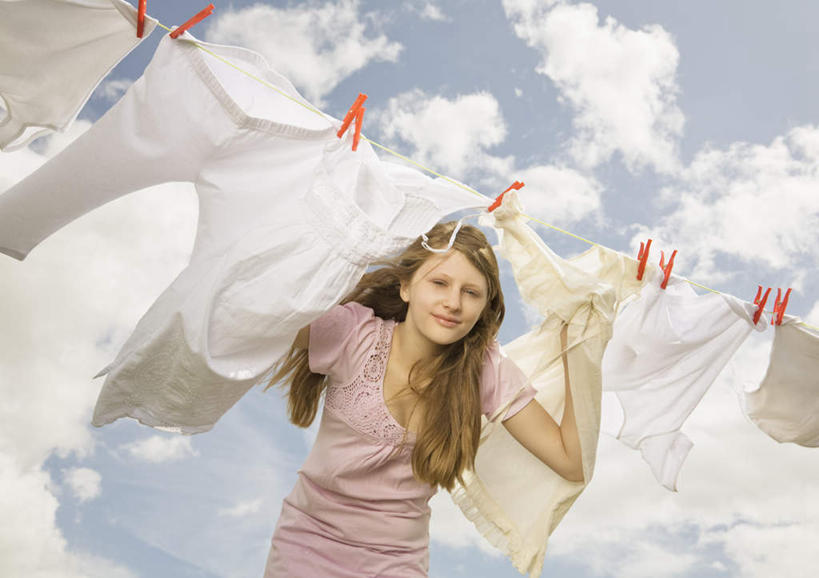 西方人,儿童,一个人,站,笑,微笑,横图,室外,白天,仰视,裙子,纯洁,欧洲,欧洲人,仅一个女性,仅一个人,许多,吊挂,晾晒,握,悬挂,阴影,连衣裙,服装,光线,影子,塑料,云,云朵,挂,拿,云彩,拿着,注视,小孩,衣服,粉色,黄色,蓝色,白色,白云,蓝天,天空,阳光,夹子,晾衣绳,绳子,塑料制品,天,观察,看,站着,仅一个小孩,橙色,金色,可爱,童年,童趣,握着,服饰,晴朗,观看,察看,衣着,穿着,关注,童真,衣夹,烂漫,无邪,衣饰,天真,女孩,女人,女性,白种人,孩子,长发,卷发,晴空,站立,半身,彩图,低角度拍摄,女生