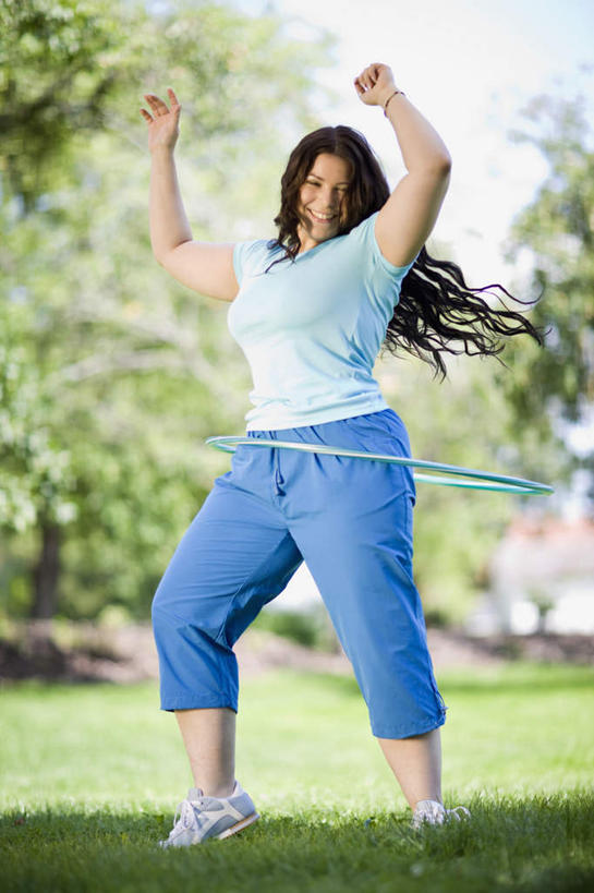 西方人,一个人,站,举,笑,微笑,露齿笑,竖图,室外,白天,正面,锻炼,运动,草地,草坪,植物,欧洲,欧洲人,仅一个年轻女性,仅一个女性,仅一个人,阴影,服装,光线,影子,云,云朵,云彩,注视,休闲装,旋转,运动器械,草,树,树木,衣服,蓝色,绿色,白云,蓝天,天空,阳光,自然,天,观察,看,托,站着,休闲,休闲服,健身器械,服饰,生长,晴朗,成长,观看,察看,关注,呼啦圈,健身器材,健身圈,扭动,体育,年轻女性,女人,女性,白种人,晴空,举起,举手,举着,向上举,向上伸,向上托,站立,彩图,全身,健身,运动器材