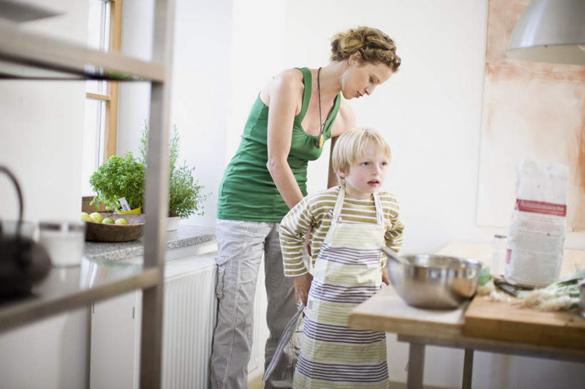 西方人,儿童,中年人,两个人,家庭,母亲,儿子,站,横图,室内,白天,正面,烹饪,纯洁,植物,厨房,柜子,桌面,桌子,厨具,金属制品,照明,欧洲,欧洲人,服装,金属,背心,锅子,盆栽,围裙,墙,灯光,案板,盆景,注视,休闲装,锅,吊灯,墙壁,墙面,灯,砧板,小孩,衣服,绿色,自然,橱柜,灯具,观察,看,站着,休闲,温暖,温馨,母子,一家人,休闲服,可爱,母爱,童年,童趣,系,服饰,生长,成长,锅具,观看,照亮,和睦,察看,衣着,照明设备,穿着,关注,童真,烂漫,无邪,烹饪用具,衣饰,天真,男孩,女人,女性,中年女性,白种人,孩子,烹调用具,烹调,站立,半身,彩图,灶间,厨房料理台,融洽,男生,料理台