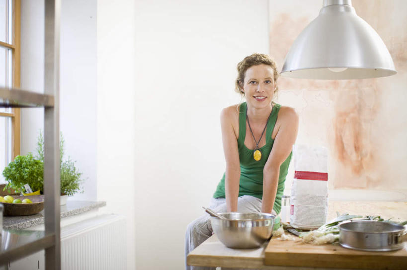 西方人,一个人,坐,笑,微笑,露齿笑,横图,室内,白天,正面,烹饪,植物,厨房,柜子,桌面,桌子,厨具,项链,金属制品,照明,欧洲,欧洲人,仅一个女性,仅一个人,撑,服装,金属,背心,锅子,盆栽,墙,灯光,案板,盆景,注视,休闲装,锅,吊灯,墙壁,墙面,灯,砧板,装饰品,衣服,绿色,自然,饰品,首饰,橱柜,灯具,观察,看,仅一个中年女性,休闲,休闲服,服饰,生长,成长,锅具,观看,照亮,察看,撑着,衣着,照明设备,穿着,关注,烹饪用具,衣饰,女人,女性,中年女性,白种人,烹调用具,烹调,坐着,半身,彩图,灶间,厨房料理台,料理台