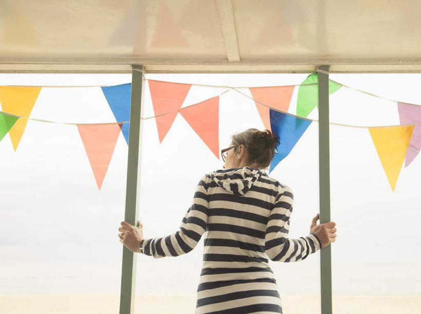 西方人,一个人,站,横图,室外,白天,仰视,窗户,旗帜,欧洲,欧洲人,仅一个女性,仅一个人,许多,吊挂,悬挂,条纹,服装,墙,挂,注视,休闲装,旗子,玻璃窗,墙壁,墙面,衣服,粉色,黄色,蓝色,白色,扶,观察,看,站着,仅一个中年女性,休闲,休闲服,橙色,服饰,观看,察看,扶着,关注,旌旗,旗号,女人,女性,中年女性,白种人,站立,半身,彩图,低角度拍摄