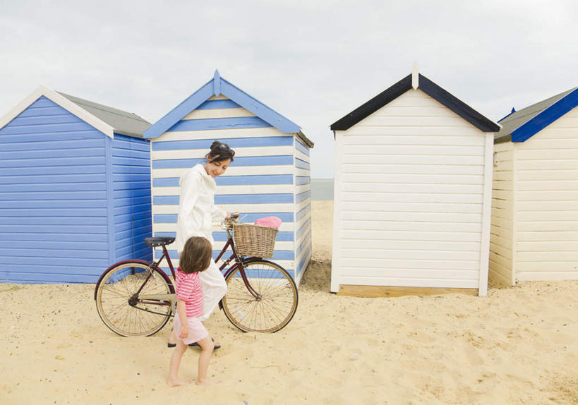 西方人,儿童,中年人,两个人,家庭,母亲,女儿,家,站,笑,微笑,横图,室外,白天,侧面,纯洁,沙滩,自行车,欧洲,欧洲人,阴影,服装,光线,篮子,墨镜,沙子,眼镜,影子,房屋,屋子,海岸,云,云朵,沙地,云彩,注视,休闲装,楼房,住宅,车,脚踏车,小孩,衣服,蓝色,白云,蓝天,天空,阳光,太阳镜,太阳眼镜,交通工具,天,观察,看,站着,休闲,温暖,温馨,母女,一家人,休闲服,遮阳镜,可爱,母爱,童年,童趣,服饰,晴朗,观看,和睦,察看,关注,载具,童真,烂漫,无邪,食物篮,天真,女孩,女人,女性,中年女性,白种人,孩子,海滩,晴空,站立,彩图,全身,房子,融洽,野餐篮,女生