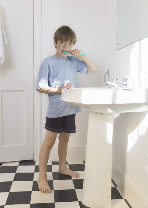 西方人,儿童,一个人,站,笑,微笑,露齿笑,竖图,室内,白天,正面,T恤衫,纯洁,门,欧洲,欧洲人,仅一个男性,仅一个人,握,服装,瓷砖,地砖,方格,格子,水槽,水龙头,牙膏,牙刷,墙,地面,拿,T恤,拿着,注视,休闲装,水斗,刷牙,开关,墙壁,墙面,小孩,衣服,门框,日用品,打开,观察,看,清洁,站着,仅一个小孩,休闲,休闲服,可爱,童年,童趣,握着,服饰,洗漱用品,观看,阀门,察看,卫生,开启,关注,童真,烂漫,无邪,水咀,天真,男孩,男人,男性,白种人,孩子,站立,彩图,全身,男生