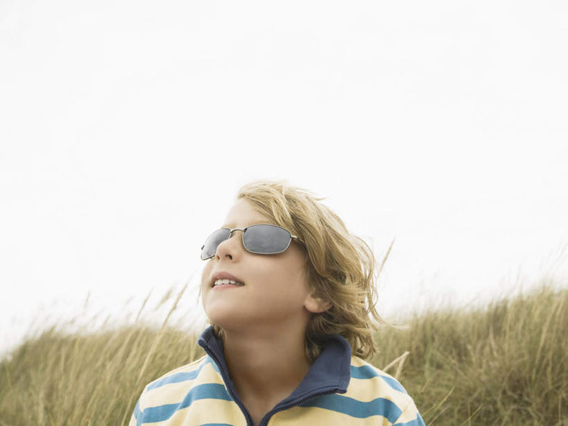 西方人,儿童,一个人,站,笑,微笑,露齿笑,横图,室外,白天,正面,纯洁,植物,欧洲,欧洲人,仅一个男性,仅一个人,阴影,条纹,枯萎,光线,墨镜,眼镜,影子,枯草,注视,草,小孩,黄色,天空,阳光,太阳镜,太阳眼镜,天,看,站着,仅一个小孩,遮阳镜,可爱,童年,童趣,关注,童真,烂漫,无邪,天真,男孩,男人,男性,白种人,孩子,抬头,仰头,站立,半身,彩图,男生