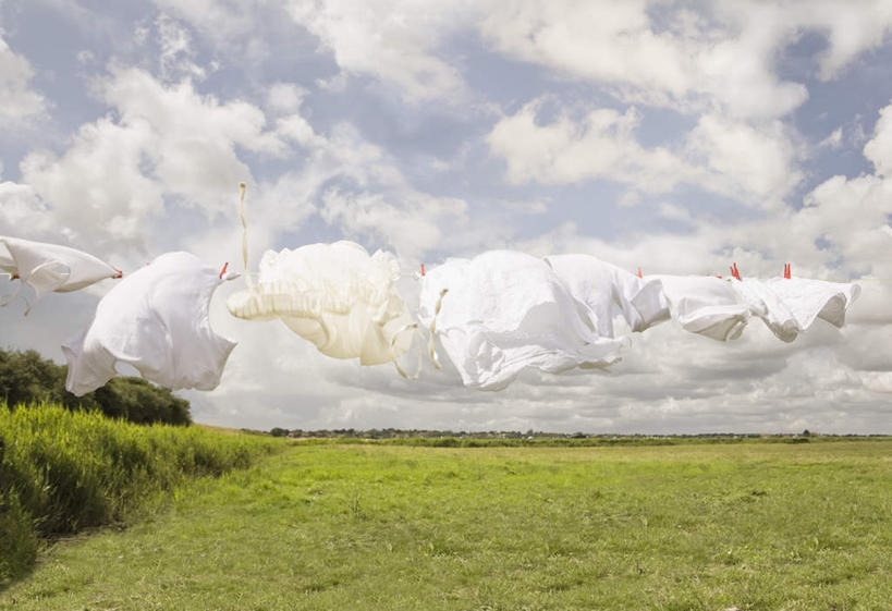 无人,横图,室外,白天,正面,草地,草坪,植物,英国,欧洲,许多,吊挂,悬挂,阴影,服装,飘扬,光线,影子,塑料,云,云朵,挂,云彩,英格兰,草,衣服,蓝色,绿色,白云,蓝天,天空,阳光,夹子,晾衣绳,绳子,塑料制品,天,橙色,服饰,晴朗,飘逸,衣着,西欧,穿着,飞扬,大不列颠,衣夹,大不列颠及北爱尔兰联合王国,大不列颠联合王国,日不落英帝国,衣饰,英吉利,萨福克,萨福克郡,晴空,彩图