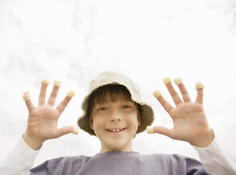 西方人,儿童,脸,头,脸颊,一个人,横图,室外,特写,白天,仰视,纯洁,欧洲,欧洲人,仅一个男性,仅一个人,肩膀,小孩,仅一个小孩,可爱,童年,童趣,童真,烂漫,无邪,天真,男孩,男人,男性,白种人,孩子,头部,脸部,脸蛋,面部,半身,彩图,低角度拍摄,男生