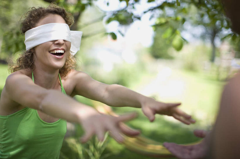 西方人,中年人,两个人,家庭,夫妻,站,笑,微笑,露齿笑,横图,室外,白天,正面,爱情,游戏,草地,草坪,植物,吊带,欧洲,欧洲人,阴影,服装,朦胧,模糊,光线,影子,浪漫,玩,注视,吊带衫,娱乐,草,树,树木,衣服,绿色,白色,阳光,自然,观察,看,站着,休闲,温暖,温馨,一家人,眼罩,恩爱,伸直,恋人,服饰,生长,成长,观看,活动,和睦,察看,伸出,衣着,穿着,发泄,关注,消遣,智力,宣泄,衣饰,男人,男性,女人,女性,中年男性,中年女性,白种人,夫妇,情侣,玩耍,嬉戏,站立,半身,彩图,伴侣,融洽