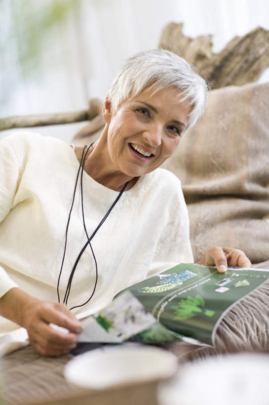 西方人,头发,一个人,躺,笑,微笑,露齿笑,竖图,室内,白天,正面,阅读,植物,靠垫,沙发,杂志,项链,欧洲,欧洲人,仅一个女性,仅一个人,一本,握,学习,服装,枝条,靠枕,拿,拿着,注视,休闲装,装饰品,树,树木,树枝,衣服,白色,饰品,首饰,垫子,枕头,观察,看,仅一个中年女性,休闲,休闲服,读书,浏览,握着,服饰,观看,察看,关注,布艺沙发,虬枝,枝杈,卧着,女人,女性,中年女性,白种人,躺着,卧,半身,彩图,短发