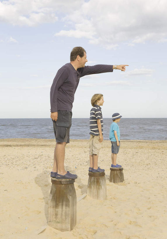 西方人,儿童,中年人,三个人,家庭,父亲,儿子,站,竖图,室外,白天,侧面,纯洁,海浪,海洋,沙滩,欧洲,欧洲人,一排,指,阴影,服装,整齐,光线,沙子,影子,海岸,浪花,水平线,云,云朵,辽阔,海平线,沙地,云彩,注视,休闲装,方向,排列,小孩,衣服,蓝色,白云,蓝天,天空,阳光,海水,天,观察,看,手势,站着,休闲,广阔,温暖,温馨,父子,一家人,休闲服,父爱,可爱,童年,童趣,服饰,晴朗,观看,一望无际,和睦,察看,指向,食指,队列,关注,海景,童真,烂漫,无邪,无边无际,一马平川,天真,男孩,男人,男性,中年男性,白种人,孩子,大海,风浪,海,海水的波动,海滩,近岸浪,涌浪,晴空,站立,彩图,全身,融洽,水天相接,水天一线,男生