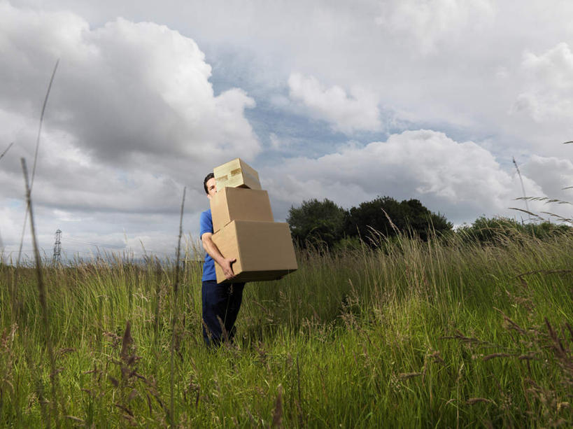 西方人,一个人,站,捧,搬运,横图,室外,白天,正面,T恤衫,草地,草坪,植物,欧洲,欧洲人,仅一个男性,仅一个人,仅一个中年男性,一排,阴影,服装,整齐,光线,包装,影子,纸箱,云,云朵,T恤,云彩,休闲装,草,排列,三个,衣服,蓝色,绿色,白云,蓝天,天空,阳光,容器,箱子,天,站着,休闲,休闲服,服饰,晴朗,堆,队列,纸板箱,包装箱,男人,男性,中年男性,白种人,晴空,搬,端,端着,捧着,手捧,站立,彩图,全身