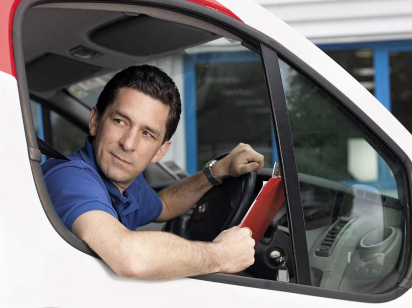 西方人,一个人,坐,笑,微笑,横图,室外,白天,侧面,工作服,制服,窗户,汽车,欧洲,欧洲人,仅一个男性,仅一个人,仅一个中年男性,握,传递,信息,邮件,面包车,联系,拿,拿着,注视,玻璃窗,车,蓝色,车窗,交通工具,观察,看,快递员,联络,握着,邮递,通信,信件,观看,察看,关注,载具,驾驶室,快递,邮政,速递,工作制服,男人,男性,中年男性,白种人,坐着,半身,彩图,工作套服