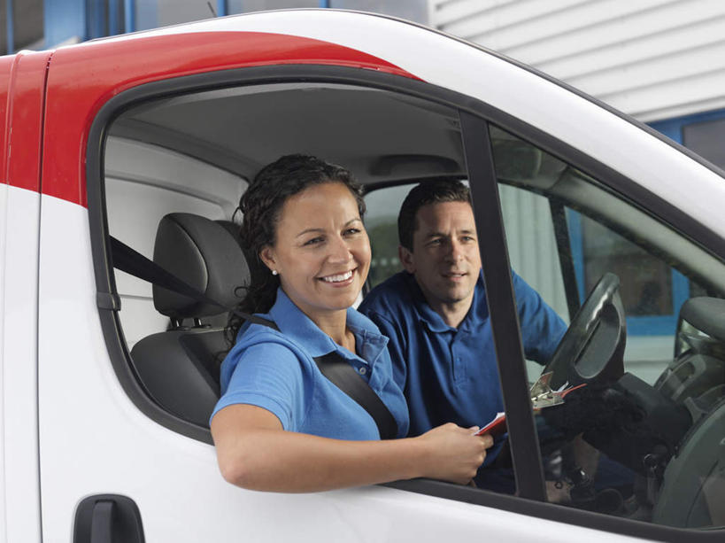 西方人,两个人,伙伴,朋友,坐,笑,微笑,露齿笑,横图,室外,白天,正面,工作服,制服,友谊,安全,合作,团队,窗户,汽车,欧洲,欧洲人,握,传递,信息,邮件,带子,防护,面包车,联系,拿,拿着,注视,玻璃窗,车,蓝色,安全带,车窗,绳子,交通工具,观察,看,快递员,战略,联络,握着,邮递,通信,信件,观看,保护,绳索,察看,关注,载具,保险,驾驶室,快递,邮政,速递,安全绳,保全,周全,安稳,安定,联合,合谋,工作制服,配合,平安,协作,男人,男性,年轻女性,女人,女性,中年男性,白种人,坐着,半身,彩图,工作套服