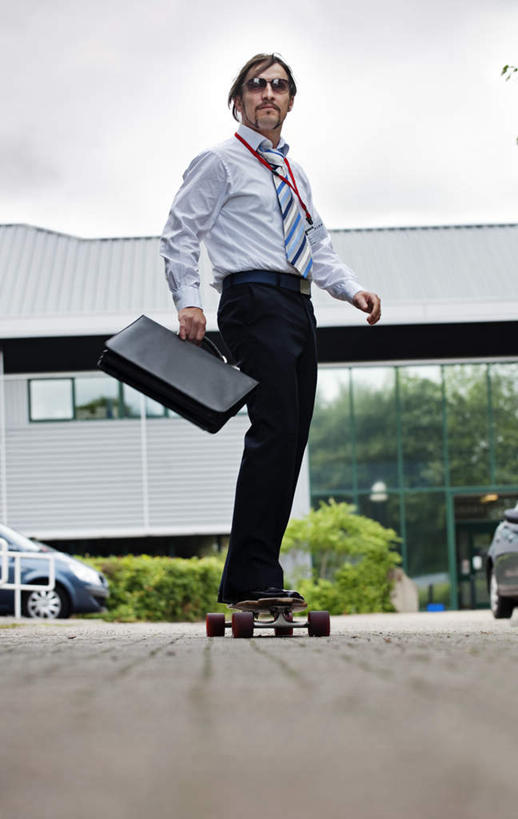 西方人,一个人,商务人士,商务男性,家,站,笑,微笑,竖图,室外,白天,仰视,衬衫,锻炼,运动,植物,欧洲,欧洲人,仅一个男性,仅一个人,仅一个中年男性,握,条纹,套装,包,公文包,房屋,屋子,乌云,云,阴天,云朵,领带,拿,云彩,拎,拿着,注视,极限运动,楼房,住宅,树,树木,绿色,天空,自然,天,观察,看,站着,滑板车,握着,生长,成长,公事包,滑板,观看,察看,昏暗,象征,阴沉,庄重,关注,商务装,身份,工薪阶层,正式,地位,体育,男人,男性,中年男性,白种人,白领,上班族,站立,彩图,低角度拍摄,全身,衬衣,健身,房子,滑板运动,拎着