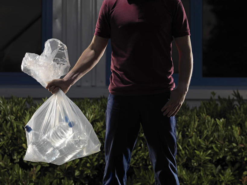 西方人,一个人,站,横图,室外,夜晚,正面,T恤衫,水,植物,窗户,袋子,欧洲,欧洲人,仅一个男性,仅一个人,仅一个中年男性,一堆,许多,握,堆叠,堆积,服装,环保,透明,液体,塑料,防护,拿,T恤,拎,拿着,休闲装,饮用水,玻璃窗,树,树木,衣服,红色,绿色,白色,自然,瓶子,塑料制品,矿泉水,站着,休闲,休闲服,握着,服饰,生长,成长,堆,美好,美妙,间隔,塑封,蒸馏水,美观,雅观,绿篱,生篱,树篱,植篱,男人,男性,中年男性,白种人,站立,半身,彩图,密封袋,塑封袋,拎着