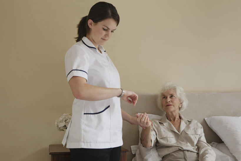 西方人,两个人,病人,护士,站,躺,说,横图,室内,白天,正面,工作服,制服,讨论,床,欧洲,欧洲人,时间,时钟,手表,墙,床单,计时,注视,被子,墙壁,墙面,病床,床头柜,钟表,观察,看,站着,表,抬手,观看,腕表,察看,被单,白衣天使,关注,病患,病号服,工作制服,疗养院,卧着,交流,老年女性,年轻女性,女人,女性,白种人,患者,就医者,钟,沟通,讲话,交谈,商讨,说话,谈话,躺着,卧,站立,半身,彩图,工作套服,病患服,护理床,医疗床