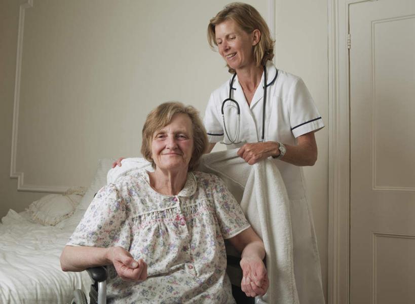 西方人,两个人,病人,护士,站,坐,说,横图,室内,白天,正面,工作服,制服,讨论,床,欧洲,欧洲人,修剪,工具,剪刀,墙,床单,注视,被子,墙壁,墙面,剃头,病床,轮椅,听诊器,复健,观察,看,站着,康复,器械,观看,裁剪,察看,医疗设备,剪子,剪裁,切割,被单,白衣天使,关注,病患,医疗器械,医疗工具,病号服,辅助设备,工作制服,疗养院,检测工具,交流,老年女性,女人,女性,中年女性,白种人,患者,就医者,沟通,讲话,交谈,商讨,说话,谈话,站立,坐着,半身,彩图,工作套服,理发,病患服,护理床,医疗床