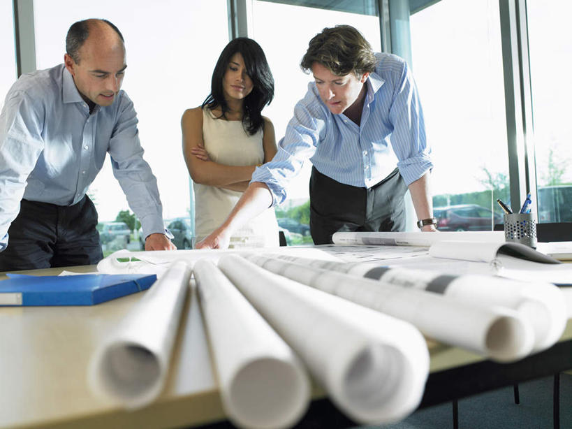 西方人,三个人,伙伴,朋友,商务人士,商务男性,商务女性,办公室,站,笑,说,双手交叉,微笑,横图,室内,白天,正面,衬衫,讨论,友谊,合作,团队,植物,窗户,桌面,桌子,欧洲,欧洲人,撑,套装,图纸,办公桌,设计图,注视,玻璃窗,树,树木,绿色,自然,观察,看,站着,战略,生长,成长,观看,察看,撑着,双手抱胸,关注,商务装,工程图,草图,蓝图,工薪阶层,联合,合谋,交流,配合,协作,男人,男性,年轻女性,女人,女性,中年男性,白种人,白领,上班族,设计,沟通,讲话,交谈,商讨,说话,谈话,站立,半身,彩图,衬衣