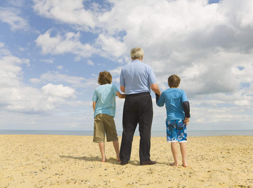 西方人,儿童,老年人,三个人,家庭,祖父,站,握手,横图,室外,白天,衬衫,纯洁,海浪,海洋,沙滩,欧洲,欧洲人,一排,阴影,服装,整齐,光线,沙子,影子,海岸,浪花,云,云朵,沙地,云彩,休闲装,排列,小孩,背面,衣服,蓝色,白云,蓝天,天空,阳光,海水,天,站着,休闲,温暖,温馨,一家人,休闲服,可爱,童年,童趣,服饰,晴朗,爷爷,祖孙,和睦,队列,海景,童真,烂漫,无邪,外公,外祖父,外孙,外孙子,天真,老年男性,男孩,男人,男性,白种人,孩子,孙子,大海,风浪,海,海水的波动,海滩,近岸浪,涌浪,晴空,搀手,拉手,手搀手,手拉手,手牵手,手握手,站立,彩图,全身,衬衣,融洽,男生