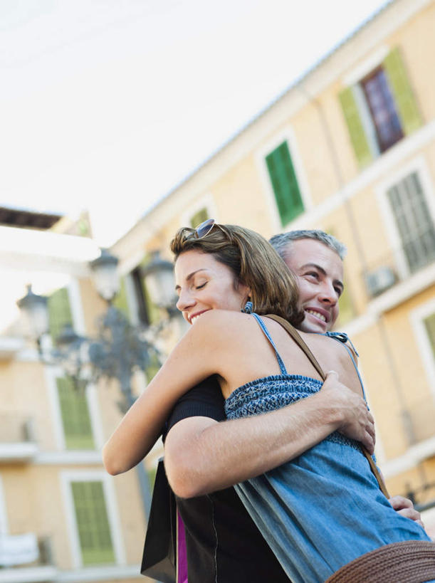 西方人,中年人,两个人,家庭,夫妻,家,站,闭眼,抱,笑,微笑,露齿笑,竖图,室外,白天,仰视,衬衫,爱情,窗户,路灯,吊带,照明,欧洲,欧洲人,阴影,服装,光线,影子,房屋,屋子,灯光,浪漫,注视,吊带衫,楼房,玻璃窗,住宅,灯,衣服,蓝色,黑色,天空,阳光,天,观察,看,站着,温暖,温馨,一家人,恩爱,恋人,服饰,抱着,观看,照亮,和睦,察看,搂着,衣着,照明设备,穿着,关注,衣饰,男人,男性,女人,女性,中年男性,中年女性,白种人,夫妇,情侣,闭眼睛,闭着眼,闭着眼睛,搂,搂抱,站立,半身,彩图,低角度拍摄,衬衣,房子,伴侣,融洽