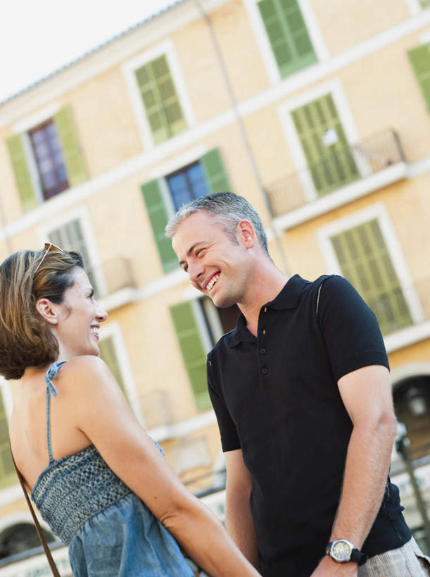 西方人,中年人,两个人,家庭,夫妻,家,站,握手,笑,微笑,露齿笑,竖图,室外,白天,仰视,衬衫,爱情,窗户,吊带,欧洲,欧洲人,阴影,服装,时间,光线,时钟,手表,影子,房屋,屋子,浪漫,计时,注视,吊带衫,楼房,玻璃窗,相视,住宅,衣服,蓝色,黑色,天空,阳光,钟表,天,观察,看,站着,温暖,温馨,一家人,面对面,表,恩爱,恋人,服饰,观看,对视,腕表,和睦,察看,互视,衣着,穿着,关注,相对,相看,衣饰,男人,男性,女人,女性,中年男性,中年女性,白种人,夫妇,情侣,钟,搀手,拉手,手搀手,手拉手,手牵手,手握手,站立,半身,彩图,低角度拍摄,衬衣,房子,伴侣,融洽