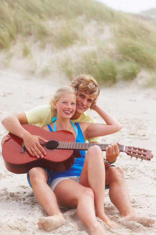 西方人,两个人,夫妻,坐,抱,笑,微笑,露齿笑,竖图,室外,白天,正面,爱情,草地,草坪,沙滩,植物,欧洲,欧洲人,一把,阴影,服装,朦胧,模糊,光线,沙子,影子,海岸,吉他,乐器,弦乐器,沙地,浪漫,弹奏,演奏,注视,休闲装,光脚,草,衣服,红色,绿色,天空,阳光,天,观察,看,休闲,赤脚,休闲服,恩爱,弹琴,恋人,服饰,抱着,观看,察看,搂着,关注,弹拨弦鸣乐器,男人,男性,年轻男性,年轻女性,女人,女性,白种人,夫妇,情侣,海滩,搂,坐着,半身,彩图,伴侣,弹拨弦乐器