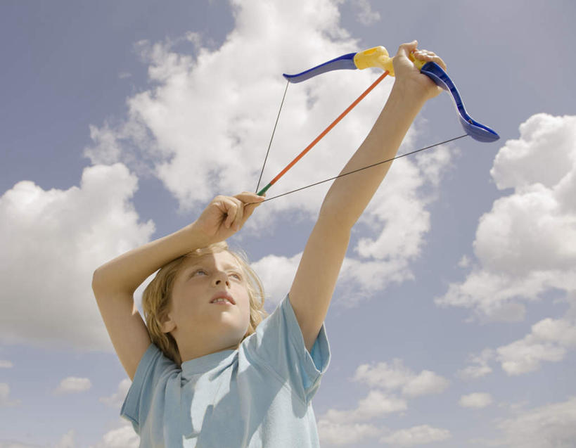 西方人,儿童,一个人,站,举,横图,室外,白天,仰视,T恤衫,纯洁,欧洲,欧洲人,仅一个男性,仅一个人,阴影,服装,光线,弓箭,影子,云,云朵,T恤,云彩,注视,休闲装,箭头,小孩,衣服,蓝色,白云,蓝天,天空,阳光,天,观察,看,托,站着,仅一个小孩,休闲,休闲服,武器,可爱,童年,童趣,战争,服饰,晴朗,观看,察看,关注,兵器,瞄准,童真,烂漫,无邪,远程,冷兵器,簇,矢,天真,男孩,男人,男性,白种人,孩子,晴空,举起,举手,举着,向上举,向上伸,向上托,站立,半身,彩图,低角度拍摄,男生