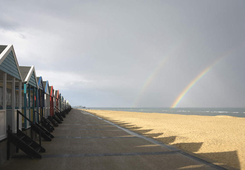 无人,家,栏杆,横图,室外,白天,正面,彩虹,海浪,海洋,美景,沙滩,楼梯,英国,欧洲,一排,许多,阴影,整齐,光线,扶手,沙子,影子,房屋,阶梯,屋子,海岸,景观,浪花,水平线,云,云朵,辽阔,海平线,沙地,云彩,护栏,楼房,英格兰,台阶,住宅,排列,蓝色,白云,蓝天,天空,阳光,自然,海水,天,广阔,景色,晴朗,一望无际,西欧,队列,自然风光,大不列颠,海景,大不列颠及北爱尔兰联合王国,大不列颠联合王国,日不落英帝国,无边无际,一马平川,英吉利,萨福克,萨福克郡,大海,风浪,海,海水的波动,海滩,近岸浪,涌浪,虹,虹桥,七彩虹,晴空,天虹,彩图,房子,水天相接,水天一线