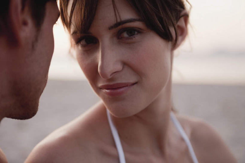 西方人,脸,头,脸颊,头发,两个人,夫妻,站,笑,微笑,横图,室外,特写,白天,正面,泳装,比基尼,爱情,海浪,海洋,沙滩,欧洲,欧洲人,阴影,朦胧,模糊,光线,沙子,影子,海岸,浪花,棕色,沙地,浪漫,注视,肩膀,白色,阳光,海水,观察,看,站着,恩爱,恋人,观看,察看,关注,海景,男人,男性,年轻男性,年轻女性,女人,女性,白种人,头部,脸部,脸蛋,面部,夫妇,情侣,大海,风浪,海,海水的波动,海滩,近岸浪,涌浪,站立,半身,彩图,三点式,泳衣,伴侣