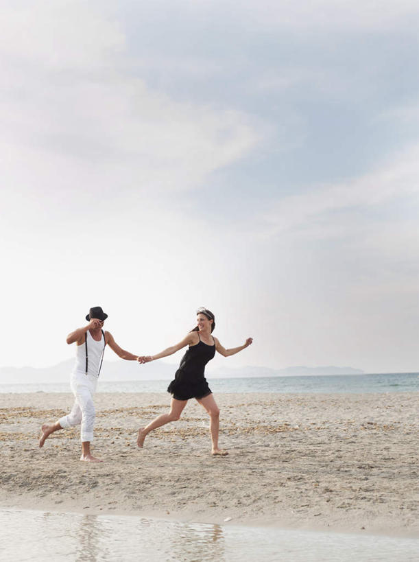 西方人,两个人,夫妻,握手,竖图,室外,白天,侧面,裙子,爱情,海浪,海洋,沙滩,欧洲,欧洲人,奔驰,阴影,连衣裙,服装,光线,沙子,影子,海岸,浪花,水平线,云,云朵,辽阔,海平线,沙地,浪漫,云彩,休闲装,衣服,蓝色,白色,白云,蓝天,天空,阳光,海水,天,奔跑,休闲,广阔,休闲服,恩爱,恋人,服饰,晴朗,吊带裙,一望无际,海景,无边无际,一马平川,男人,男性,年轻男性,年轻女性,女人,女性,白种人,夫妇,情侣,大海,风浪,海,海水的波动,海滩,近岸浪,涌浪,晴空,搀手,拉手,手搀手,手拉手,手牵手,手握手,彩图,全身,伴侣,水天相接,水天一线