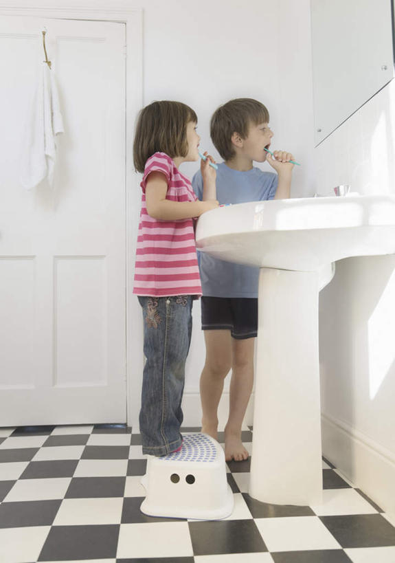 西方人,儿童,两个人,家庭,兄弟,姐妹,站,竖图,室内,白天,侧面,纯洁,镜子,卫生间,浴室,欧洲,欧洲人,握,条纹,服装,瓷砖,地砖,方格,格子,水槽,水龙头,牙膏,牙刷,墙,地面,拿,拿着,注视,休闲装,水斗,刷牙,开关,墙壁,墙面,小孩,衣服,粉色,蓝色,日用品,打开,观察,看,清洁,站着,休闲,温暖,温馨,一家人,休闲服,可爱,童年,童趣,握着,服饰,洗漱用品,观看,阀门,镜像,和睦,察看,卫生,开启,镜面,关注,童真,烂漫,无邪,水咀,天真,男孩,男人,男性,女孩,女人,女性,白种人,淋浴房,站立,彩图,全身,冲凉房,沐浴间,沐浴室,融洽,男生,女生