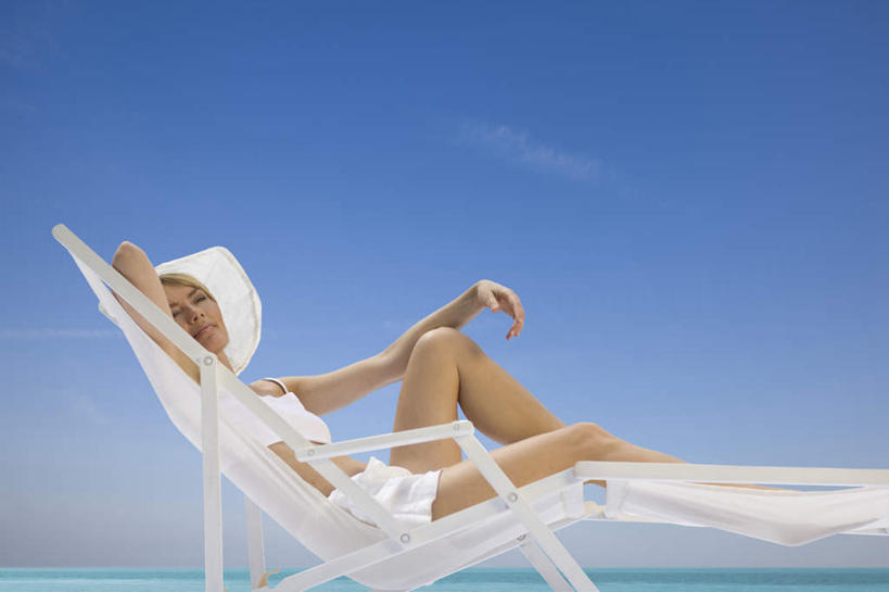 西方人,一个人,躺,横图,室外,白天,侧面,泳装,比基尼,海浪,海洋,椅子,欧洲,欧洲人,仅一个女性,仅一个人,阴影,光线,影子,躺椅,浪花,水平线,云,云朵,辽阔,海平线,云彩,注视,光脚,蓝色,白色,白云,蓝天,天空,阳光,海水,天,观察,看,靠,靠着,仅一个中年女性,广阔,赤脚,晴朗,观看,一望无际,沙滩椅,察看,关注,手抱头,海景,无边无际,一马平川,卧着,女人,女性,中年女性,白种人,大海,风浪,海,海水的波动,近岸浪,涌浪,晴空,躺着,卧,彩图,全身,三点式,泳衣,水天相接,水天一线