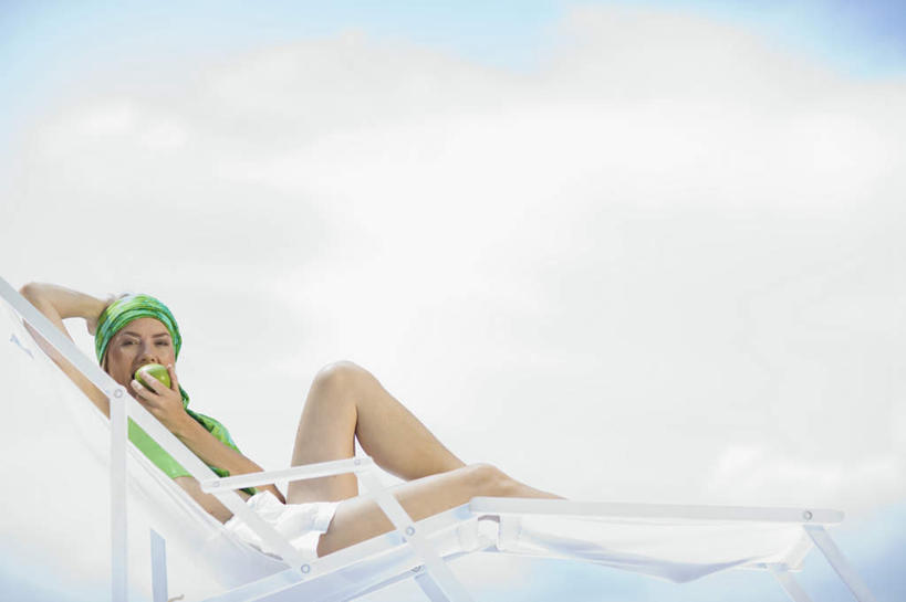 西方人,一个人,躺,吃,横图,室外,白天,侧面,泳装,比基尼,苹果,帽子,水果,椅子,欧洲,欧洲人,仅一个女性,仅一个人,握,阴影,泳帽,新鲜,光线,影子,躺椅,云,云朵,生食,食品,果实,拿,云彩,拿着,注视,光脚,食物,一个,蓝色,绿色,白色,白云,蓝天,天空,阳光,天,青苹果,观察,看,靠,靠着,仅一个中年女性,赤脚,握着,有机食品,绿色食品,晴朗,单个,观看,沙滩椅,察看,关注,游泳帽,手抱头,卧着,女人,女性,中年女性,白种人,晴空,嚼,食,躺着,卧,彩图,全身,三点式,泳衣